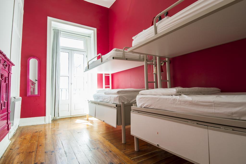 Cama num Dormitório Masculino com 4 Camas